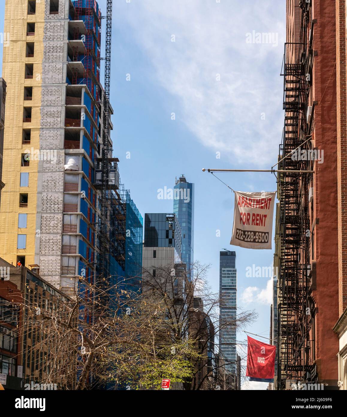 Une bannière publicitaire annonçant la location d'appartements dans un bâtiment du quartier Gramercy Park à New York le jeudi 14 avril 2022. (© Richard B. Levine) Banque D'Images