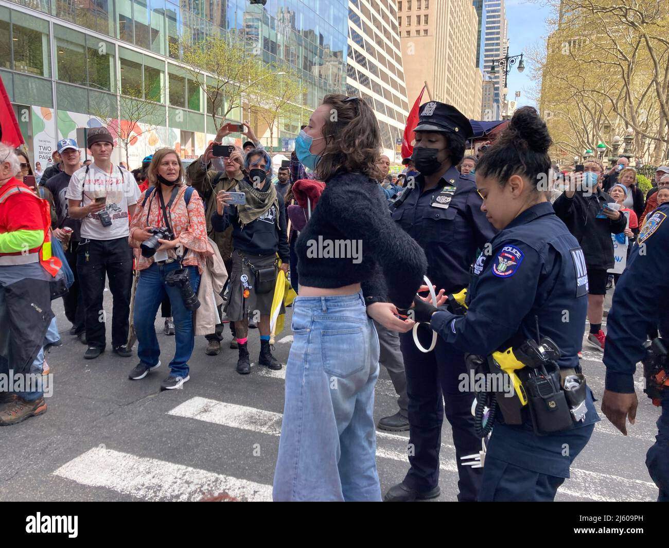 Les activistes de l'environnement affiliés à extinction Rebellion exécutent la désobéissance civile en bloquant la circulation sur la Sixième Avenue à New York le samedi 23 avril 2022. La manifestation a attiré l'attention sur l'inactivité du gouvernement pour arrêter la catastrophe climatique, les manifestants ont été arrêtés par la suite (© Frances M. Roberts) Banque D'Images