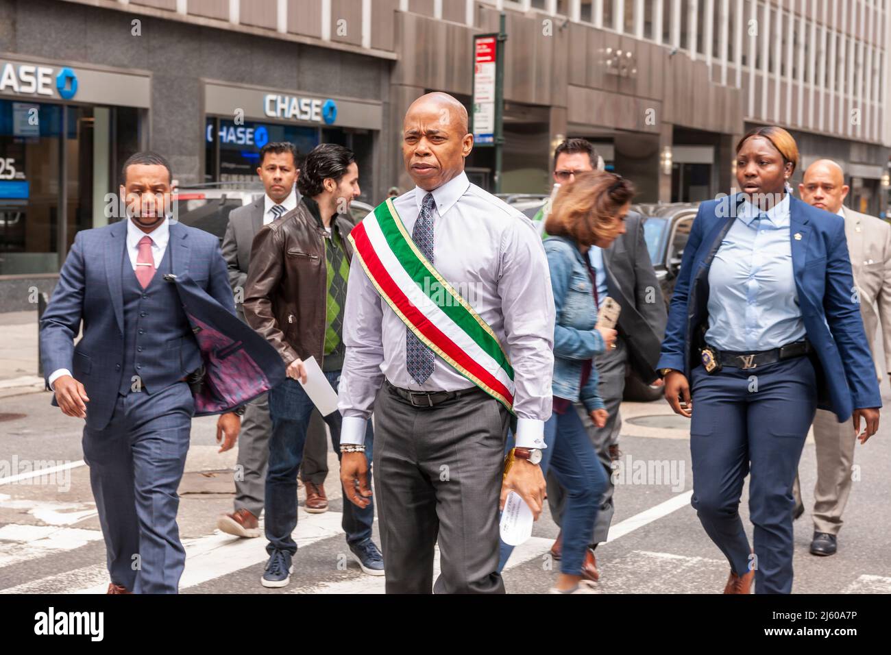 Le maire de New York, Eric Adams, arrive avant le défilé perse annuel, de retour d'un hiatus pandémique de deux ans, sur l'avenue Madison, à New York, le dimanche 24 avril 2022. Le défilé célèbre le Nowruz, le nouvel an en langue farsi. La fête symbolise la purification de l'âme et remonte à la religion préislamique du zoroastrianisme. (© Richard B. Levine) Banque D'Images