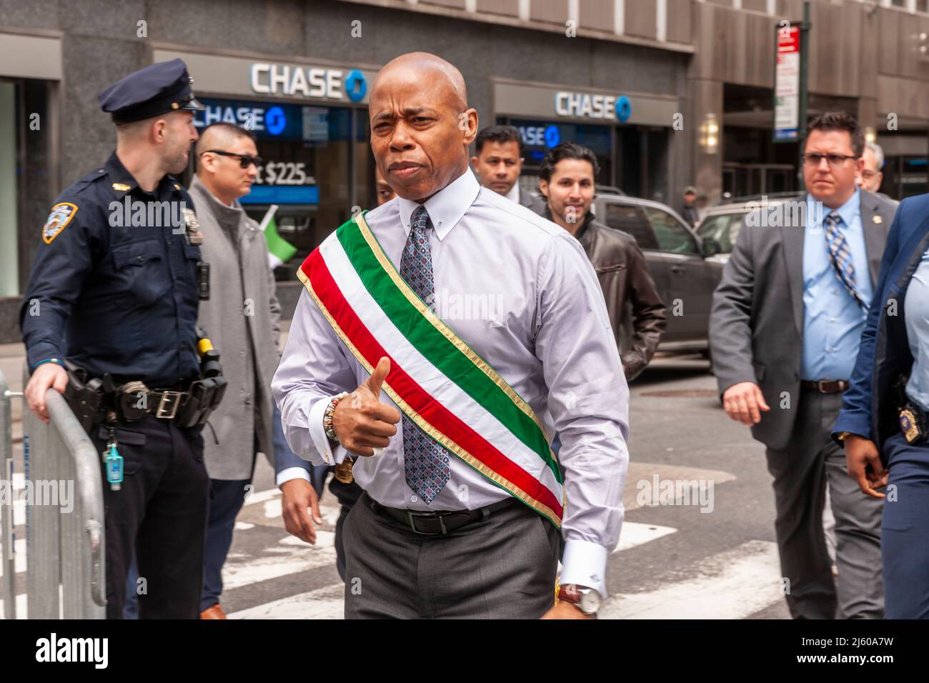 Le maire de New York, Eric Adams, arrive avant le défilé perse annuel, de retour d'un hiatus pandémique de deux ans, sur l'avenue Madison, à New York, le dimanche 24 avril 2022. Le défilé célèbre le Nowruz, le nouvel an en langue farsi. La fête symbolise la purification de l'âme et remonte à la religion préislamique du zoroastrianisme. (© Richard B. Levine) Banque D'Images