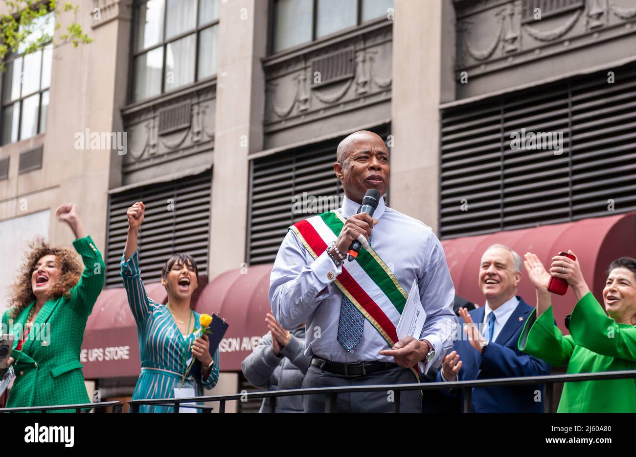 Le maire de New York, Eric Adams, prend la parole à la Perse Parade annuelle, après un hiatus pandémique de deux ans, sur l'avenue Madison, à New York, le dimanche 24 avril 2022. Le défilé célèbre le Nowruz, le nouvel an en langue farsi. La fête symbolise la purification de l'âme et remonte à la religion préislamique du zoroastrianisme. (© Richard B. Levine) Banque D'Images