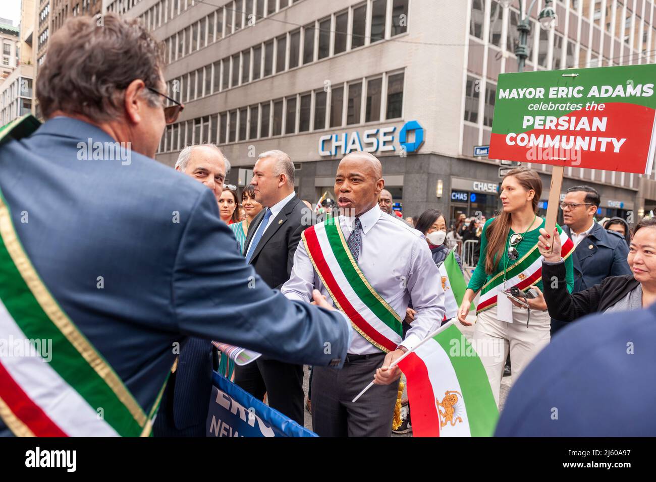 Le maire de New York, Eric Adams, salue les dignitaires au Perse Parade annuel, de retour d'un hiatus pandémique de deux ans, sur Madison Ave., à New York, le dimanche 24 avril 2022. Le défilé célèbre le Nowruz, le nouvel an en langue farsi. La fête symbolise la purification de l'âme et remonte à la religion préislamique du zoroastrianisme. (© Richard B. Levine) Banque D'Images