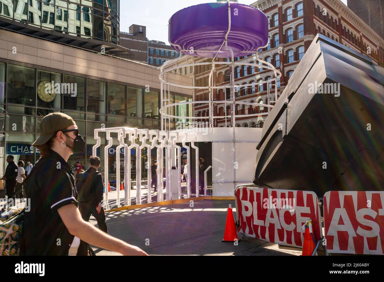 Une bouteille de médecine expérientielle géante est installée à Astor place, à New York, pour célébrer le 20th anniversaire de BOTOX® Cosmetic, vu le vendredi 22 avril 2022. Le médicament a été approuvé par la FDA il y a 20 ans et en plus de lisser votre peau, il est également utilisé pour le traitement des migraines. (© Richard B. Levine) Banque D'Images