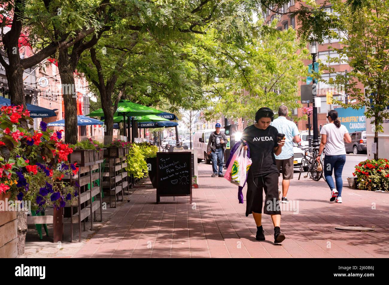 Toronto, Canada - 08 03 2018: Ambiance douce de jour d'été sur la rue Front, dans le quartier Saint-Laurent du Vieux-Toronto, avec des gens qui marchent à côté des restaurants Banque D'Images