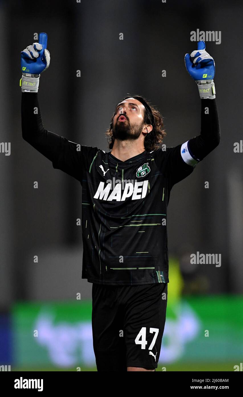 REGGIO NELl'EMILIA, ITALIE - AVRIL 25: Andrea Consigli des États-Unis Sassuolo célèbre après que Giacomo Raspadori des États-Unis Sassuolo ait son but d'ouverture, pendant la série Un match entre les États-Unis Sassuolo et Juventus au stade Mapei - Citta' del Tricolore le 25 avril 2022 à Regnell'Emilia, Italie. (Photo par MB Media) Banque D'Images