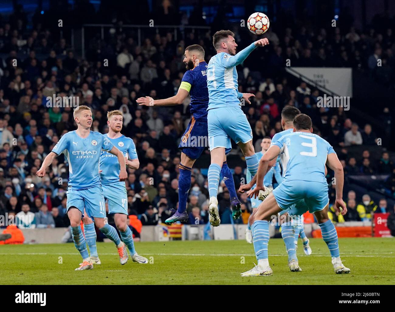 Manchester, Angleterre, 26th avril 2022. Aymeric Laporte, de Manchester City, prend le ballon pour donner une pénalité lors du match de l'UEFA Champions League au Etihad Stadium de Manchester. Crédit photo devrait se lire: Andrew Yates / Sportimage crédit: Sportimage / Alay Live News Banque D'Images