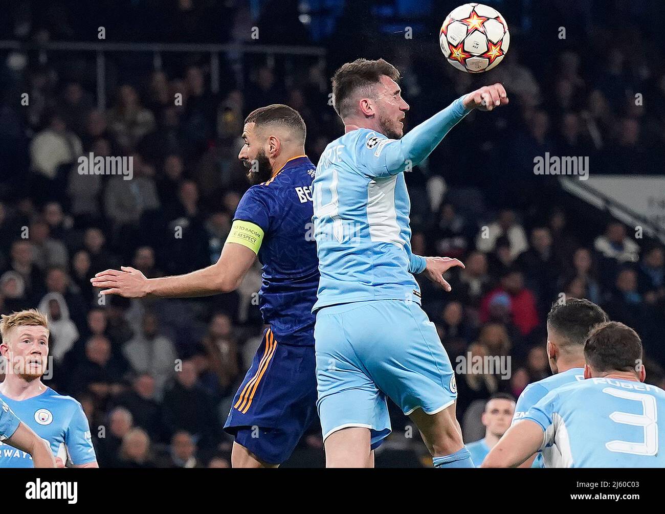 Manchester, Angleterre, 26th avril 2022. Aymeric Laporte, de Manchester City, prend le ballon pour donner une pénalité lors du match de l'UEFA Champions League au Etihad Stadium de Manchester. Crédit photo devrait se lire: Andrew Yates / Sportimage crédit: Sportimage / Alay Live News Banque D'Images
