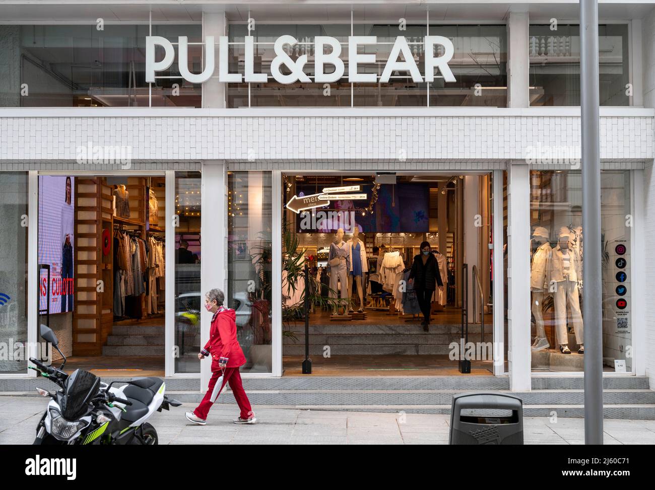 Pull bear store shop spain Banque de photographies et d'images à haute  résolution - Alamy
