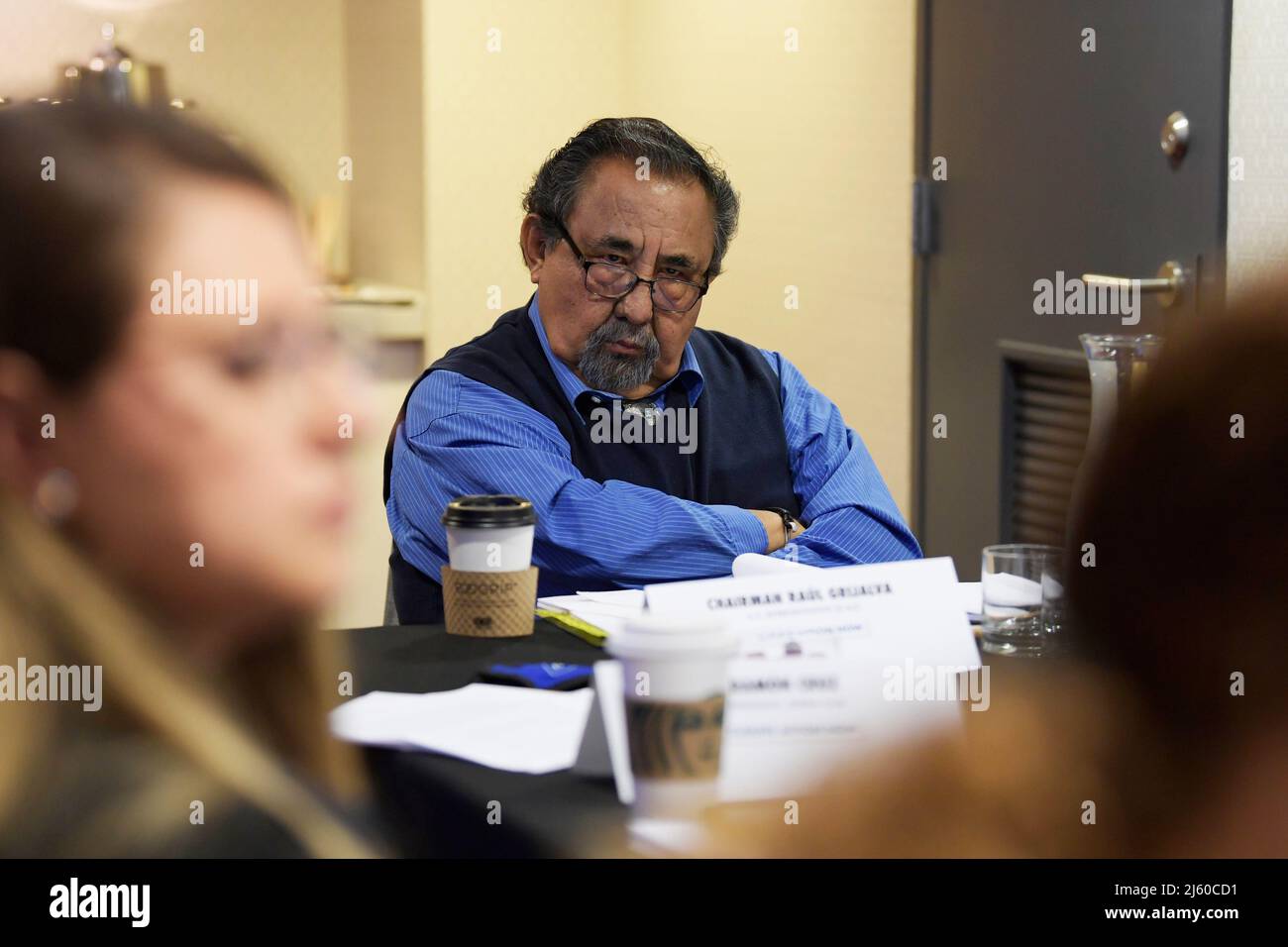 Washington, États-Unis. 26th avril 2022. Raul Grijalva(D-AZ), membre du Congrès AMÉRICAIN, parle de l'action climatique et de la transition vers l'énergie propre, qui sont devenues une priorité pour les électeurs latinos lors d'un briefing de presse au Capitol Hill Hotel à Washington. Crédit : SOPA Images Limited/Alamy Live News Banque D'Images