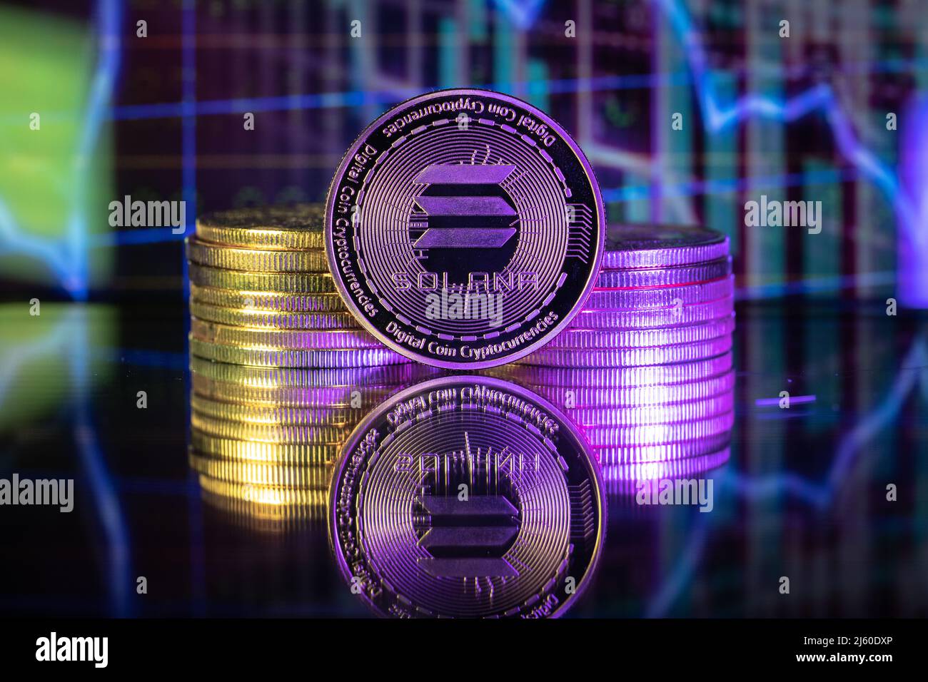 Tableaux des prix de la pièce physique de crypto-monnaie Solana sol et des prix flous. Banque D'Images