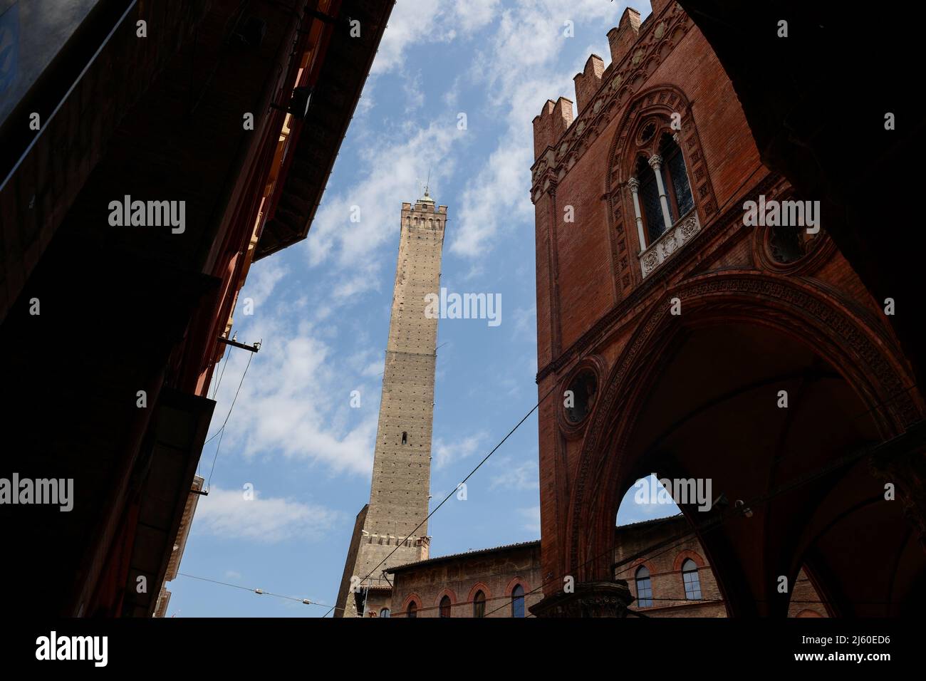 Tour Asinelli (deux tours) vue de la Piazza della Mercanzia, Bologne, Émilie-Romagne, nord de l'Italie, avril 2022 Banque D'Images