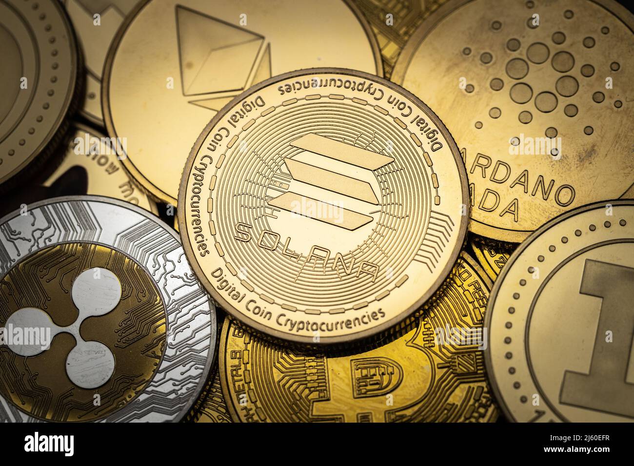 Pièce de monnaie physique à crypto-monnaie Solana sol en plus des autres  crypto-monnaies Photo Stock - Alamy