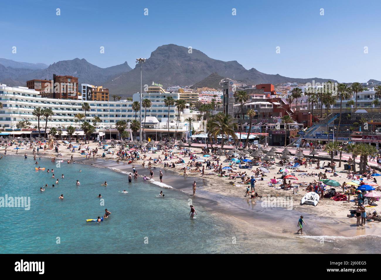 dh Playa la Pinta COSTA ADEJE TENERIFE vacances touristiques plage personnes littoral sud plages chaîne de montagnes touristes ciel bleu Banque D'Images