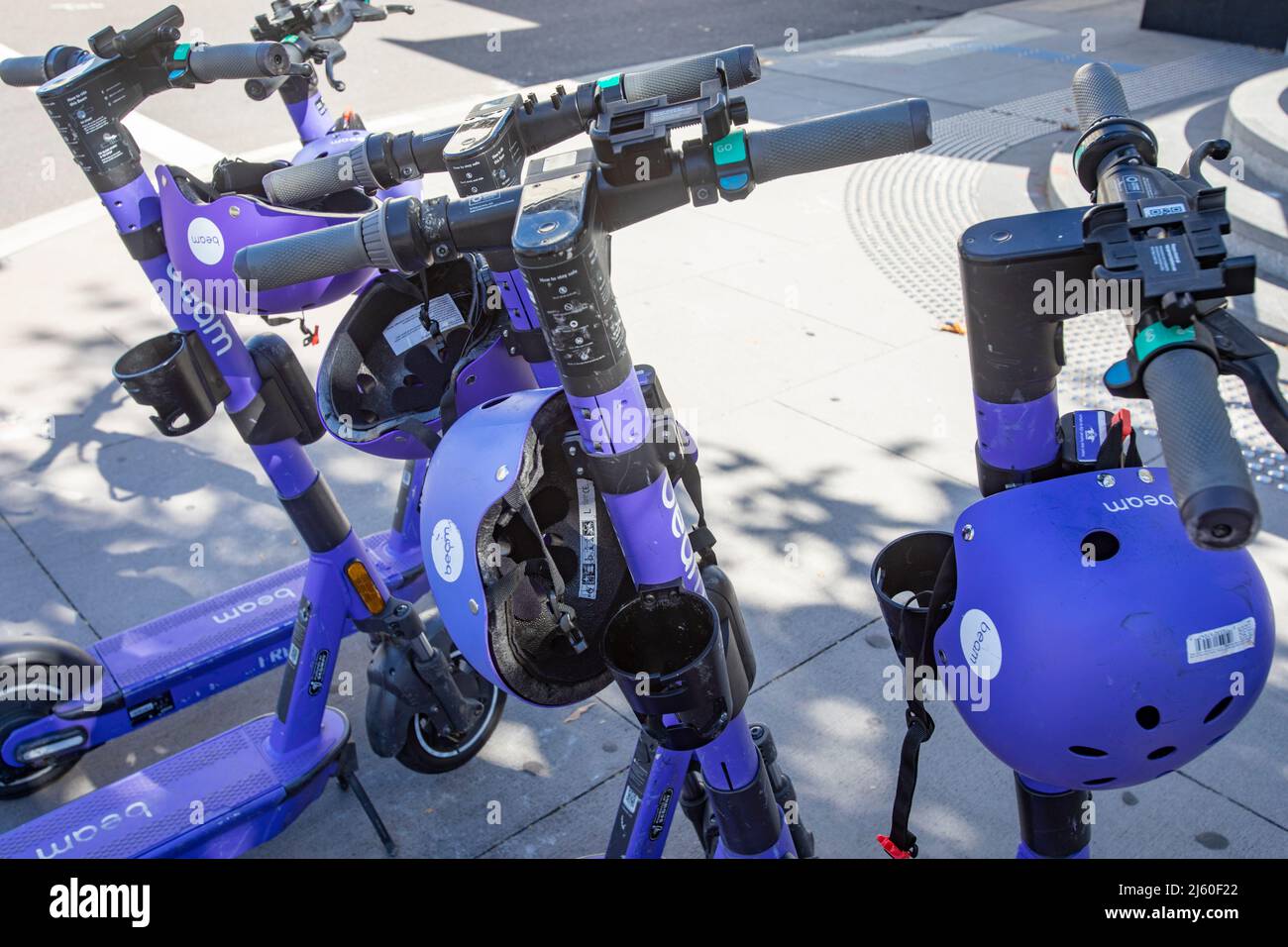 Groupe de scooters Bea avec casques à louer dans le centre-ville de Canberra, ACT, Australie Banque D'Images