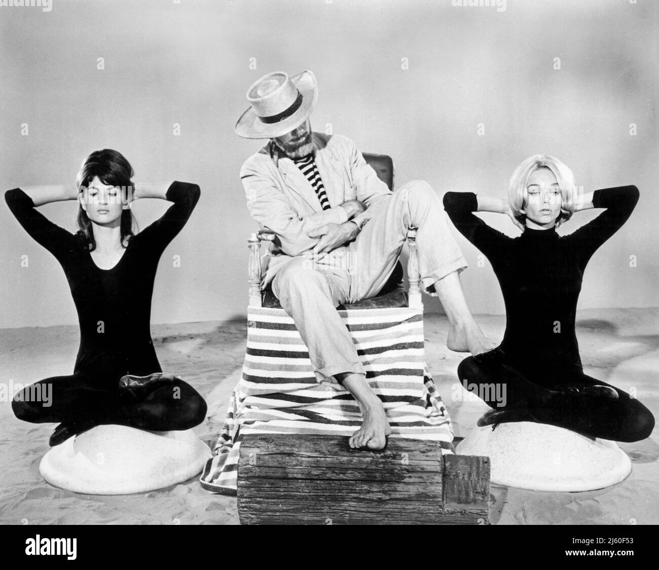 Sharon Garrett, Robert Cummings, Yvette Vickers, On-Set The film, « Beach Party », American International Pictures, 1963 Banque D'Images