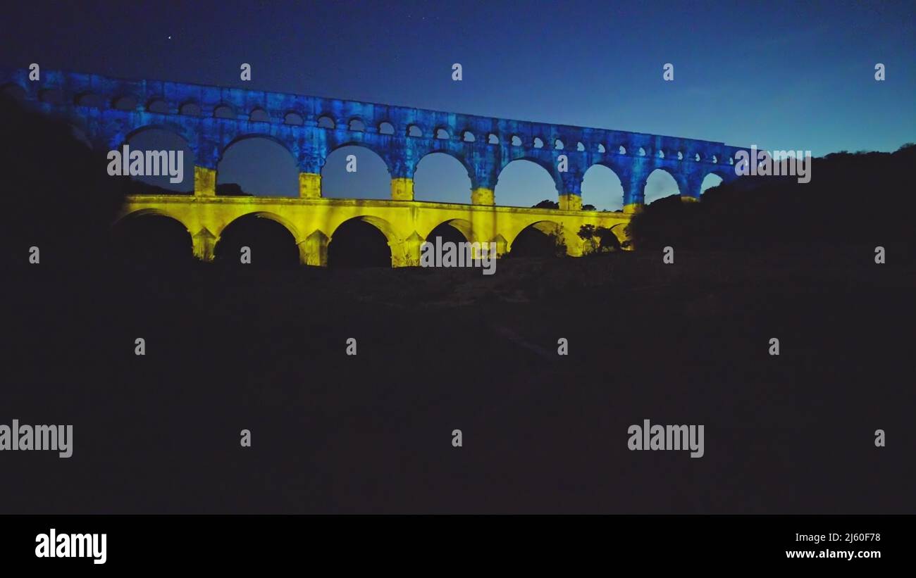 Pont du Gard avec drapeau de l'Ukraine à l'appui de l'invasion de l'Ukraine et de son adhésion à l'Union européenne. Aqueduc romain de la ville de Nîmes en France Banque D'Images