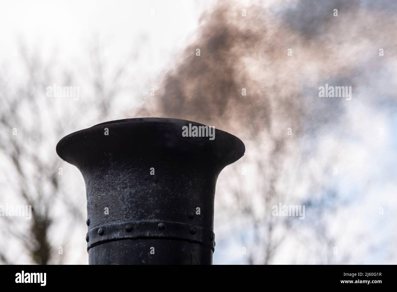 Le charbon de qualité importé est démontré dans un moteur de traction à vapeur pour illustrer une plus grande pollution par rapport au charbon à vapeur sèche gallois, qui risque de se terminer Banque D'Images