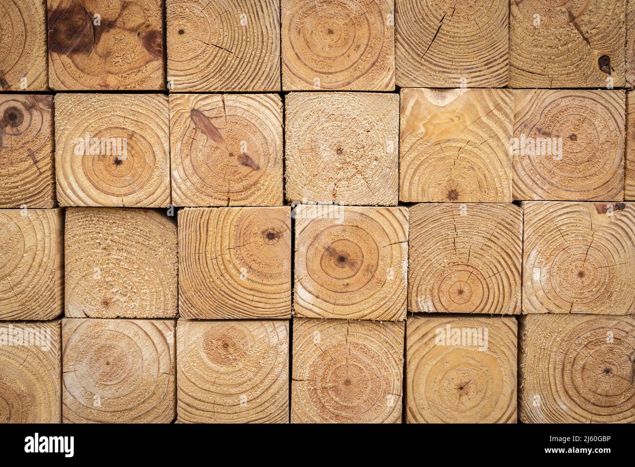 Vue du profil d'extrémité du bois de 4 po x 4 po empilé, montrant le bord rugueux et le grain de bois. Banque D'Images