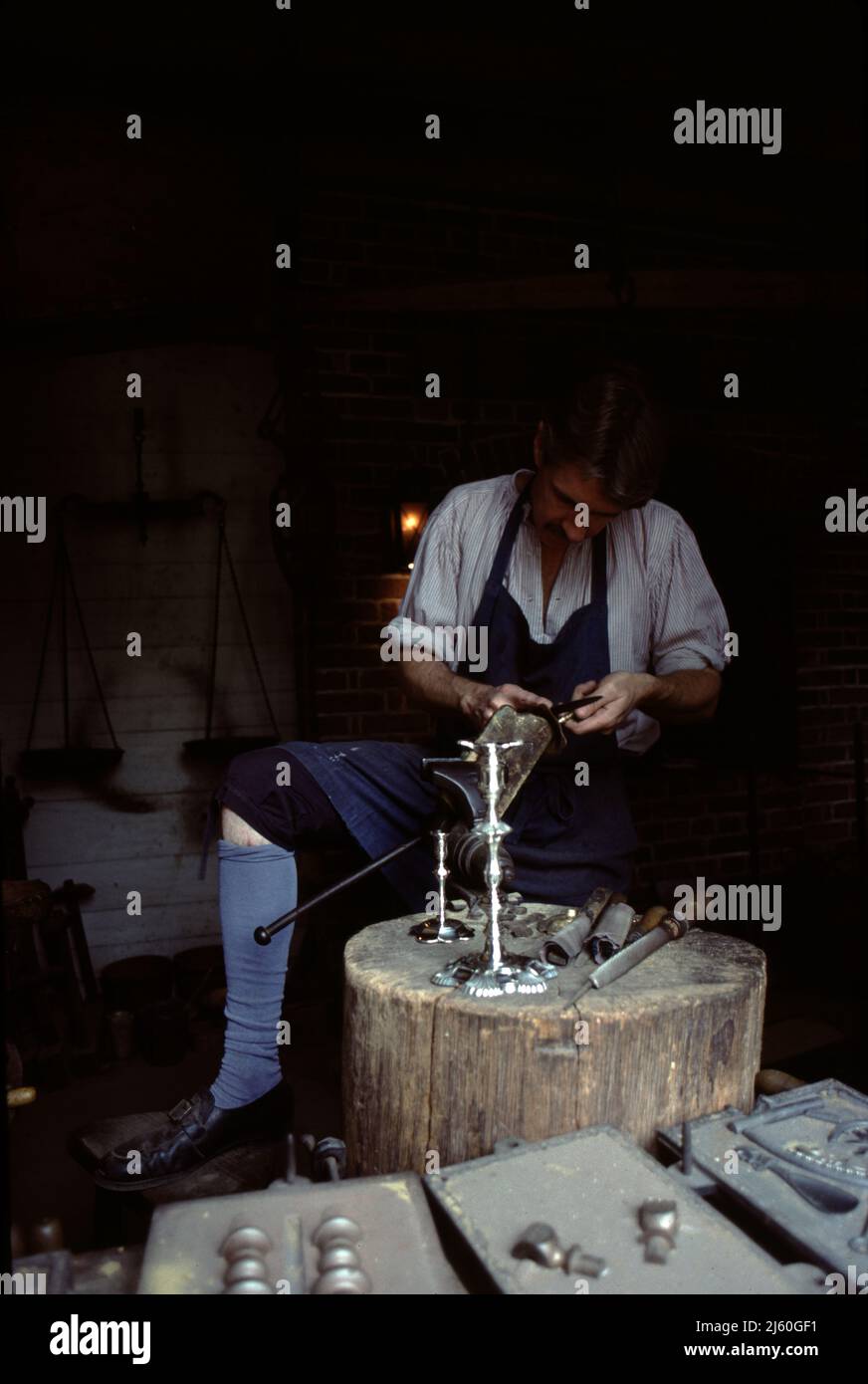 Williamsburg, Virginie. ÉTATS-UNIS 9/1987. Maître argentée de Colonial Williamsburg. Service d'argent fait à la main, emblèmes, boucles, et service de table. Banque D'Images