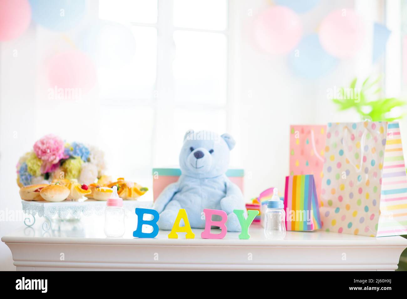 Douche de bébé ou de sexe révéler la décoration de fête.Célébration de grossesse avec des amis.Cadeaux pour nouveau-né.Banderole rose et bleue et décoration de ballons pour bébé Banque D'Images