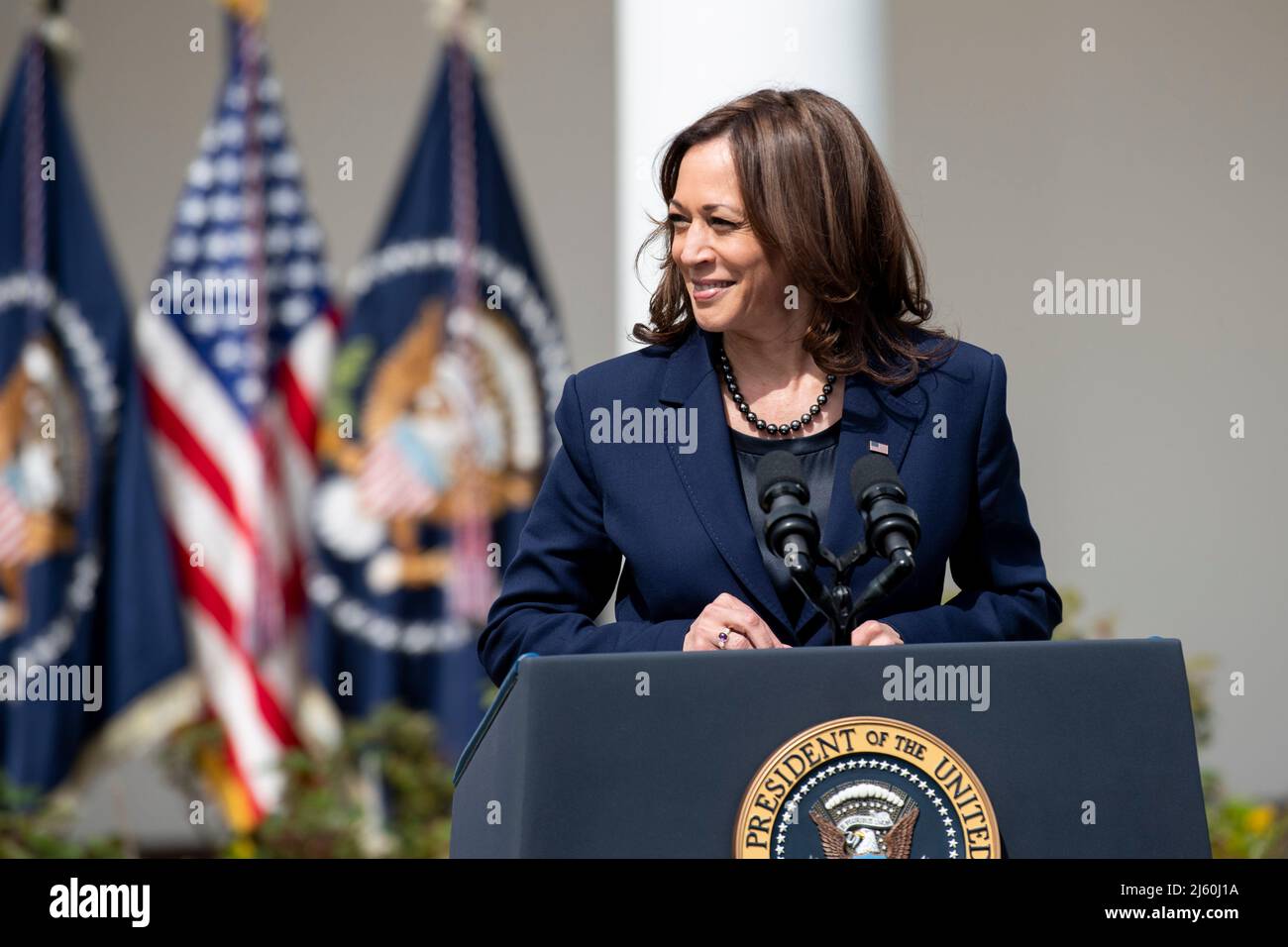 Washington, États-Unis. 11th avril 2022. Photo du dossier prise le 11 avril 2022 montre le vice-président américain Kamala Harris assister à un événement à la Maison Blanche à Washington, DC, aux États-Unis. Harris a été testée positive pour COVID-19 lors de tests rapides et PCR le 26 avril, a déclaré son porte-parole. Credit: Liu Jie/Xinhua/Alay Live News Banque D'Images