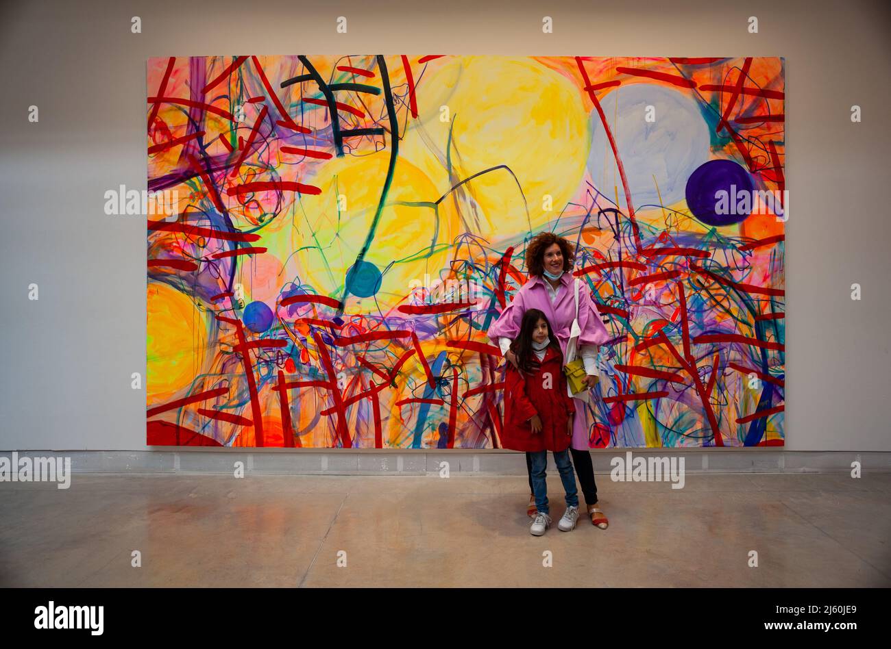 VENISE, ITALIE - avril 20: Maman et fille à côté de la peinture de Jadé Fadojutimi à l'exposition internationale d'art de Venise biennale 59th sur Apri Banque D'Images