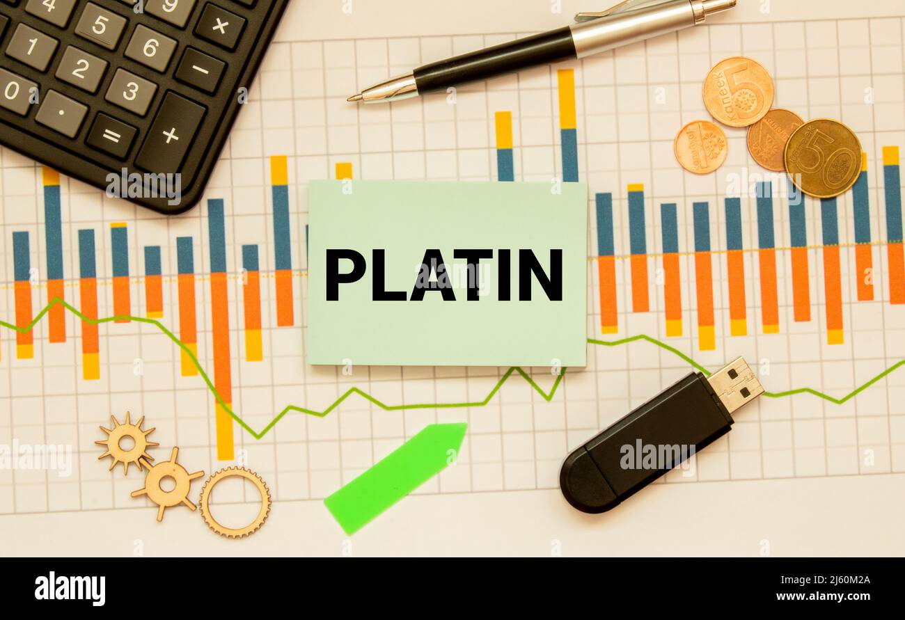 La main tourne un dé et change la direction d'une flèche symbolisant que le prix du platine. Banque D'Images