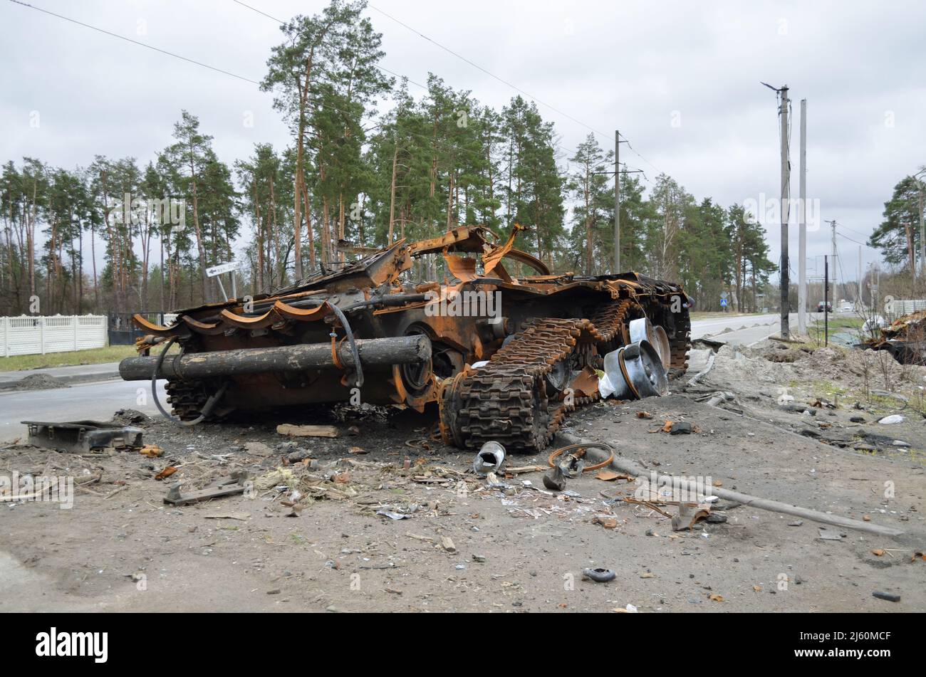 Village de Dmytrivka, région de Kiev, Ukraine - 13 avril 2022 : le char russe a été détruit suite aux contre-attaques des forces ukrainiennes. Banque D'Images
