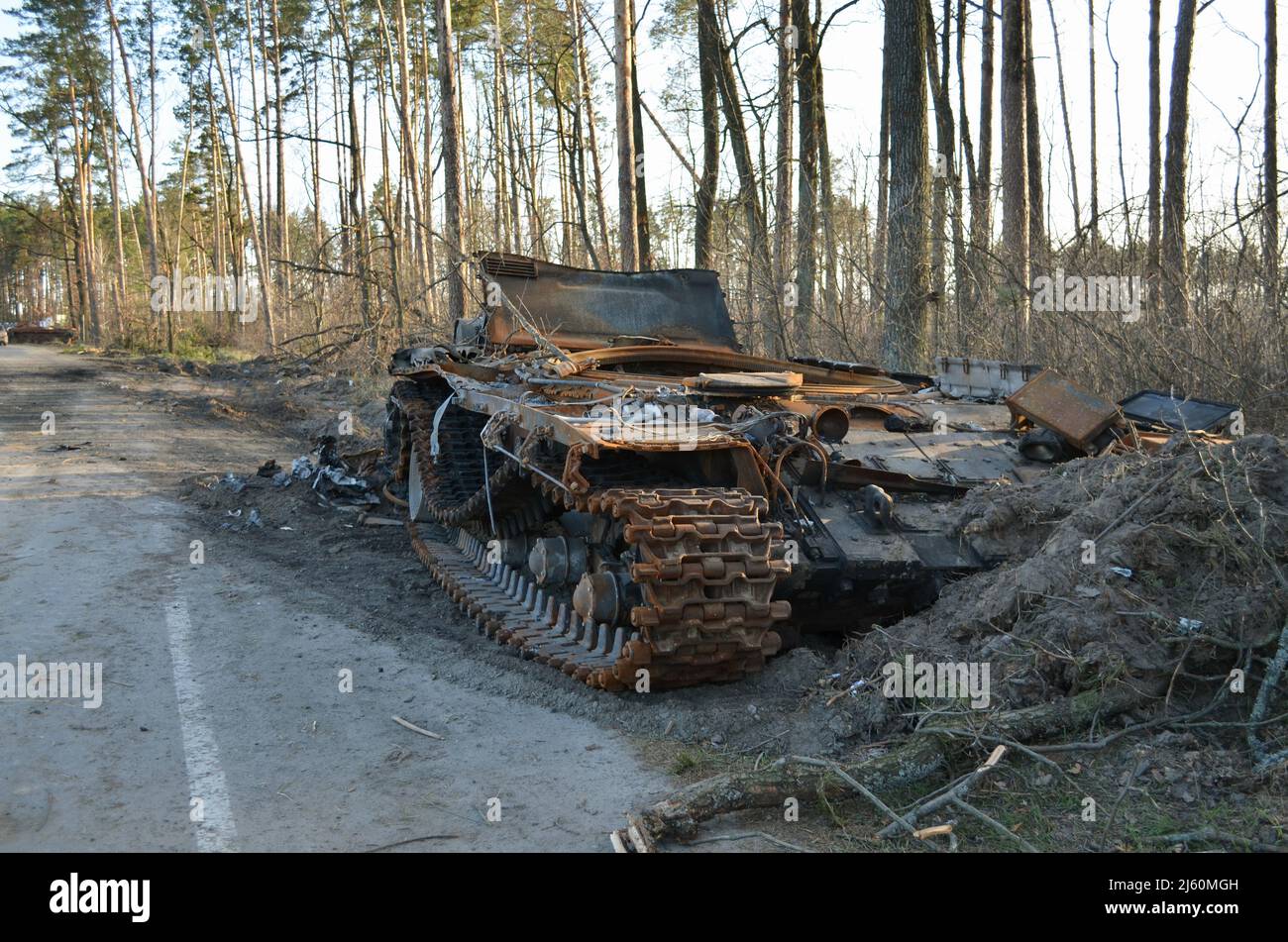 Dmytrivka, région de Kiev, Ukraine - 14 avril 2022 : le char russe a été détruit suite aux contre-attaques des forces ukrainiennes. Guerre de la Russie contre l'Ukraine Banque D'Images