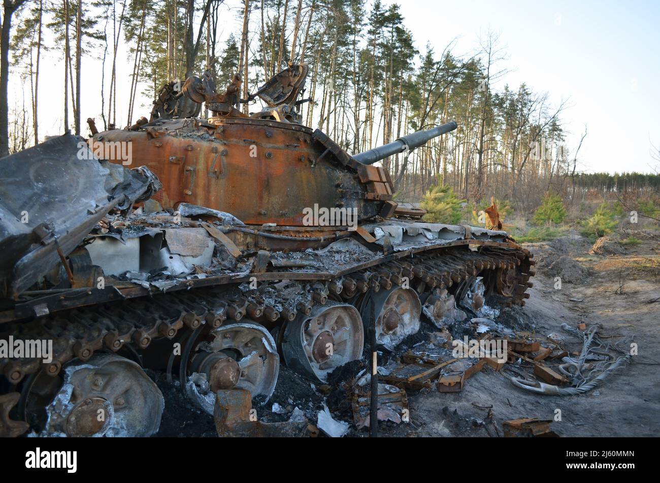 Dmytrivka, région de Kiev, Ukraine - 14 avril 2022 : destruction de l'équipement militaire de l'armée russe suite aux contre-attaques des forces ukrainiennes. Banque D'Images