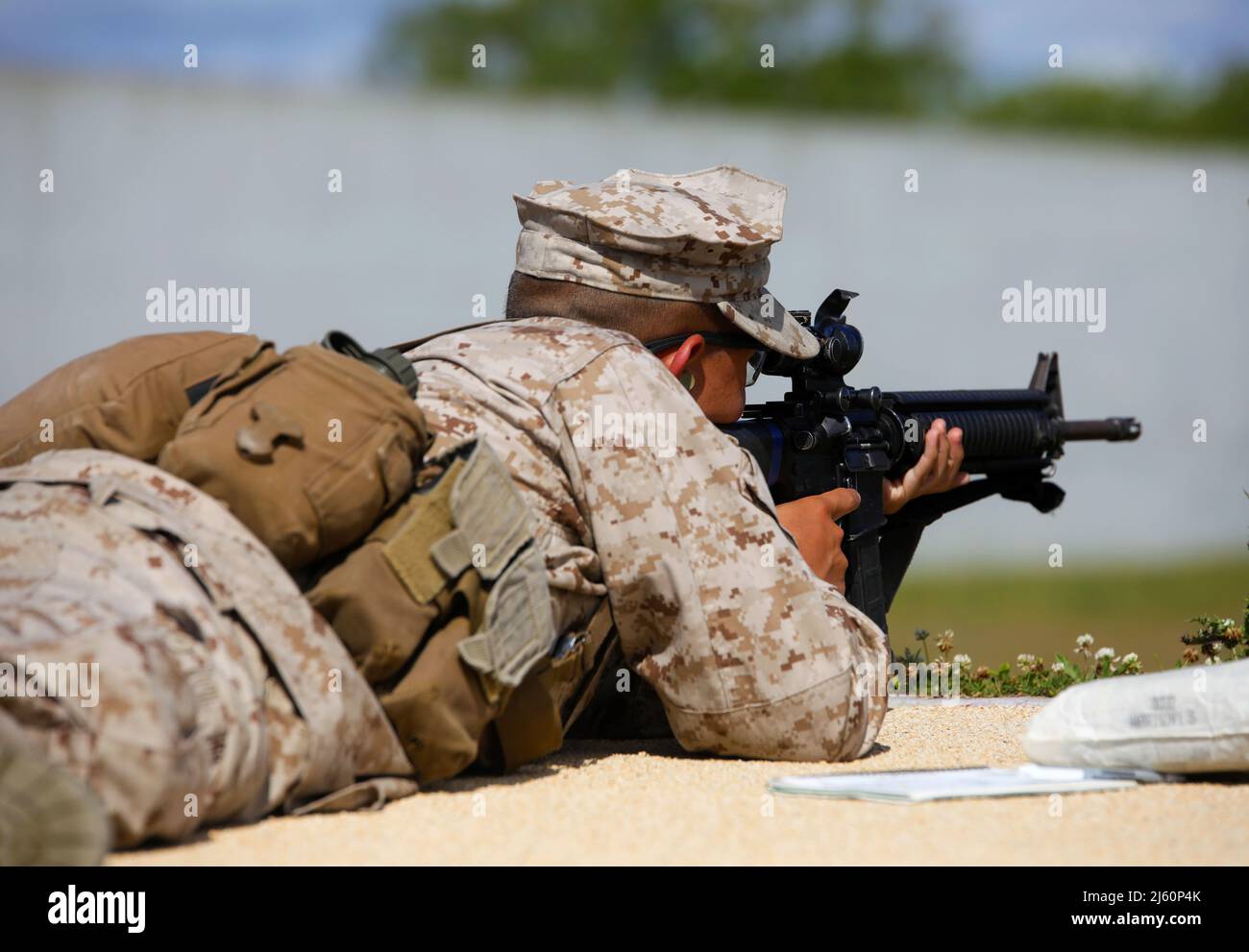 Les recrues de la Compagnie de l'Inde, 3rd Recruit Training Battalion, visent à atteindre leurs cibles sur le corps des Marines Recruit Depot Parris Island, S.C., 25 avril 2022. Les recrues peuvent tirer à plusieurs positions et distances pour évaluation et pointage. (É.-U. Photo du corps marin par PFC. Ramon Cardoza) Banque D'Images