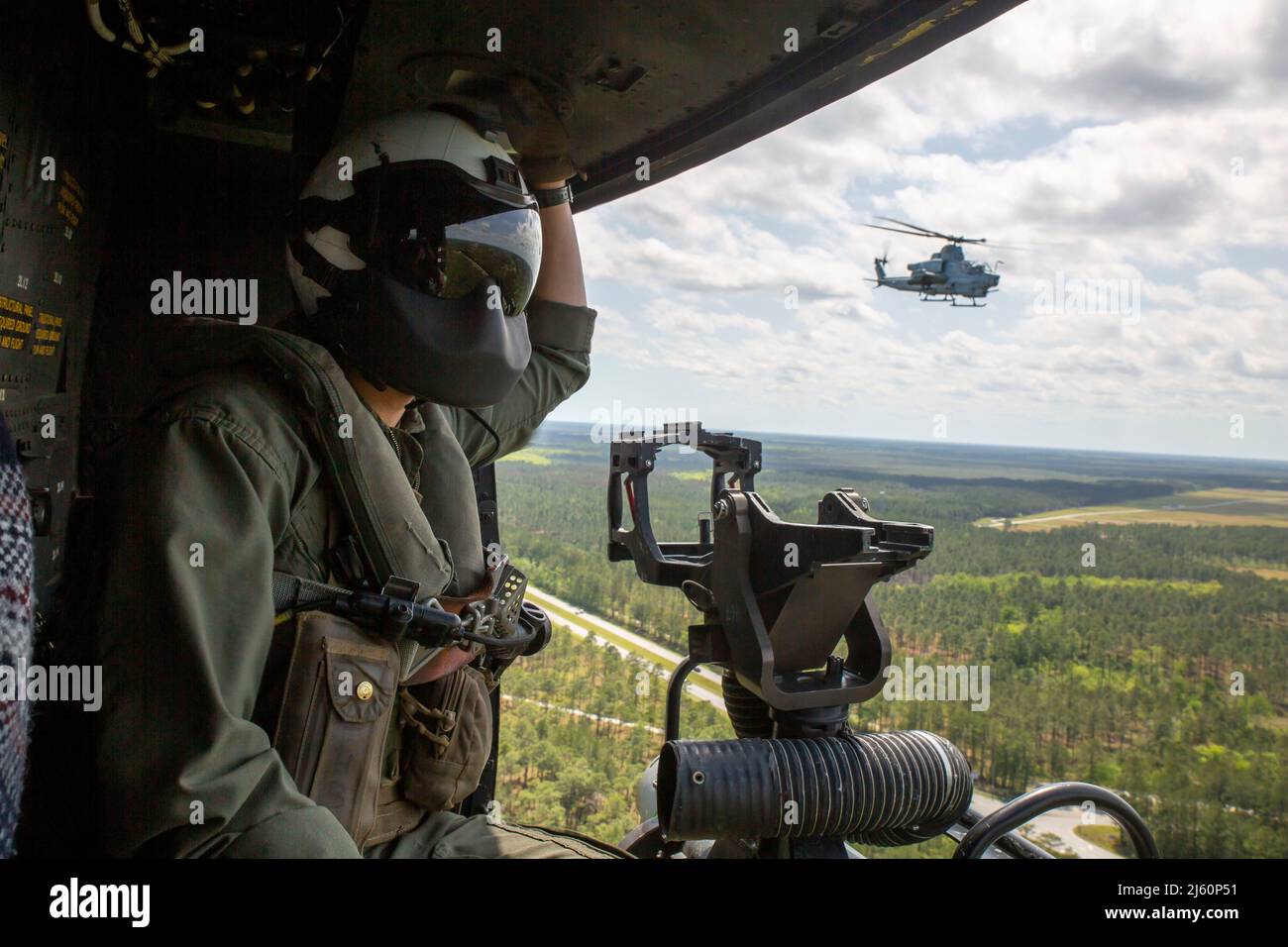 Un chef d'équipage du corps des Marines des États-Unis regarde la fenêtre de l'hélicoptère UH-1Y Venom pendant une journée médiatique sur le camp de base du corps des Marines Lejeune, N.C., le 21 avril 2022. L'hélicoptère Marine et Venom, affecté à l'Escadron d'hélicoptères d'attaque de lumière marine 269, Groupe d'aéronefs maritimes 29, 2D, Escadre d'aéronefs marins. II le corps expéditionnaire maritime a organisé une journée des médias pour permettre aux membres des médias norvégiens et danois d'observer et de faire rapport sur les capacités du MEF après la fin de l'exercice Cold Response 2022. (É.-U. Corps maritime photo par lance Cpl. Adam Scalin) Banque D'Images