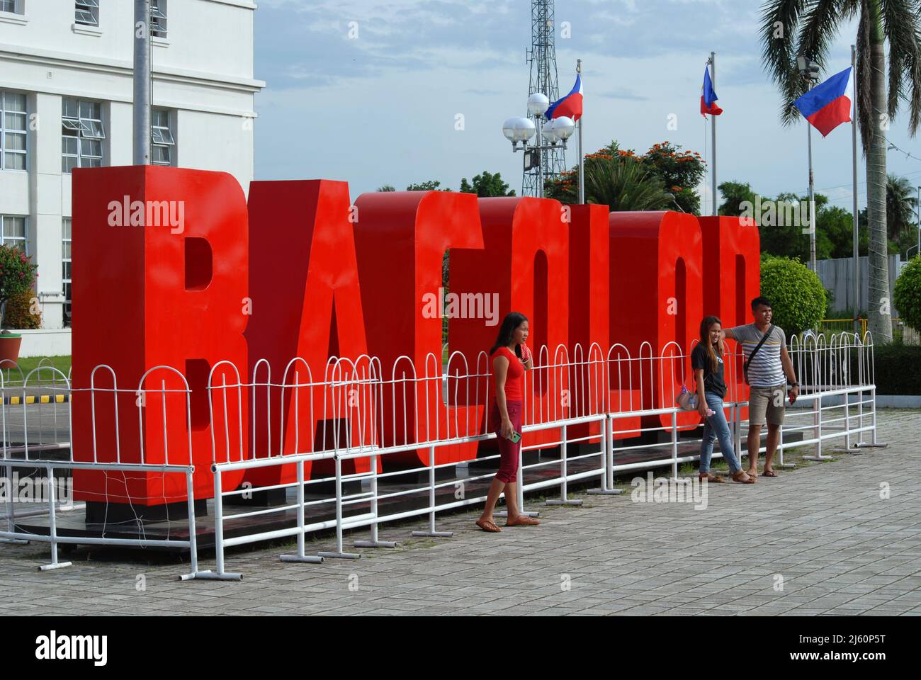 Grand panneau rouge Bacolod à l'extérieur du nouveau centre gouvernemental Bacolod dans le centre-ville de Bacolod City, Negros Occidental, Philippines. Banque D'Images