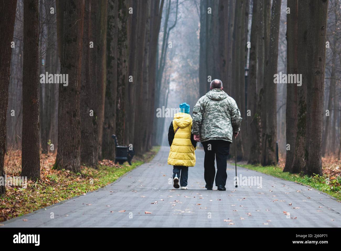 Grand-père et petite-fille marchant ensemble dans le parc Banque D'Images