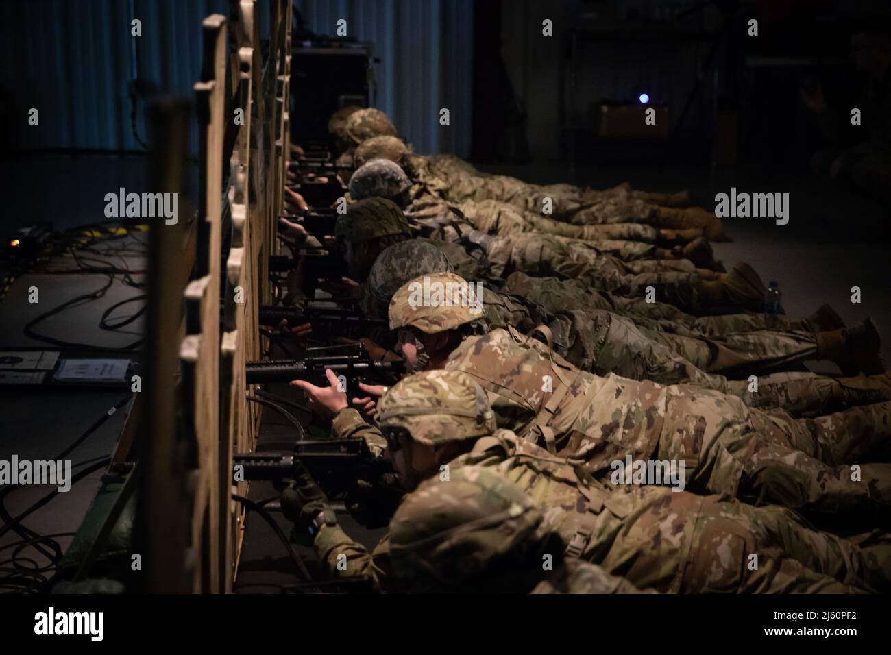 Les soldats de diverses unités sous l'élément de soutien aux affaires publiques du théâtre 361st, Division de préparation 99th, ont pris la position de décubitus ventral tout en effectuant une familiarisation avec le marksmanship à l'aide du formateur 2000 sur les compétences d'engagement à la base commune McGuire-dix-Lakehurst, New Jersey, le 8 avril 2022. Ces soldats s'entrainement pour un déploiement d'opérations d'urgence à l'étranger à venir, où la stratégie de tir est importante. Le maintien des connaissances de combat est essentiel pour les compétences de base du soldat, quelle que soit la spécialité militaire professionnelle. (É.-U. Photo de la réserve de l'armée par PFC Ryan Ahmed) Banque D'Images