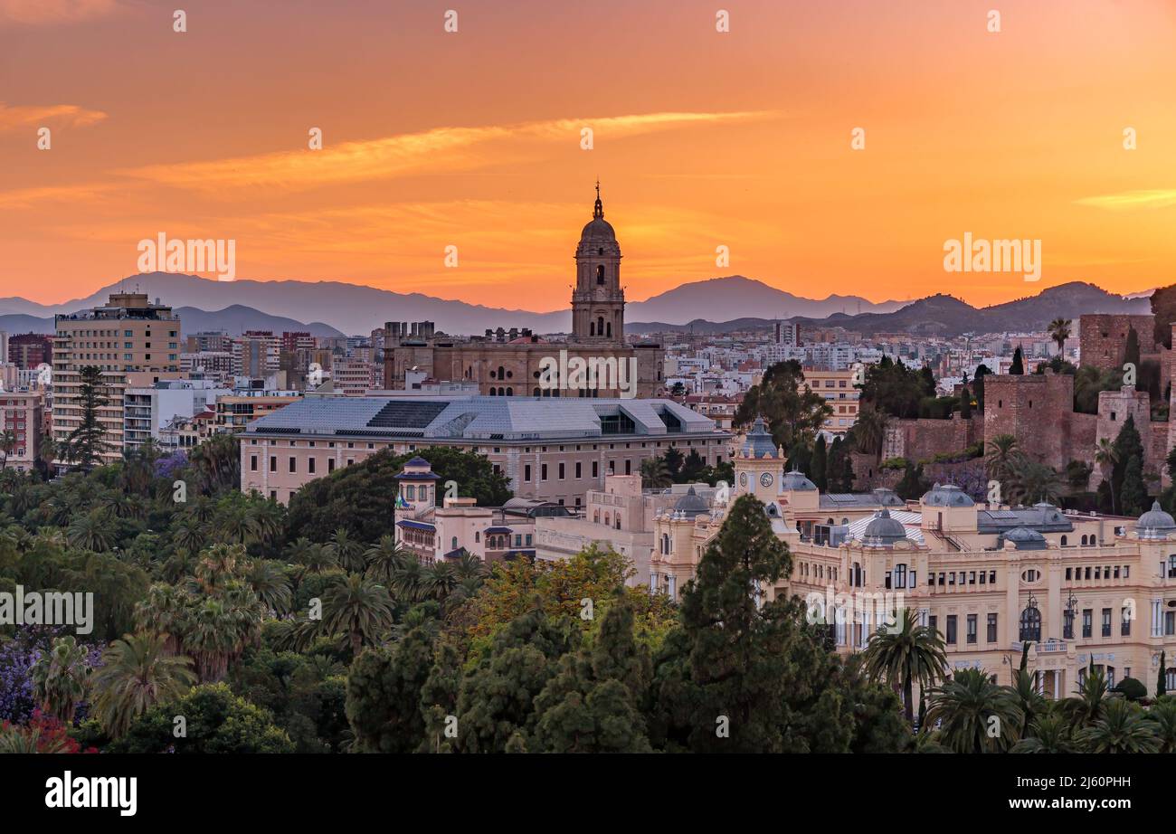 Paysage urbain et cathédrale au coucher du soleil à Malaga, Espagne. Banque D'Images