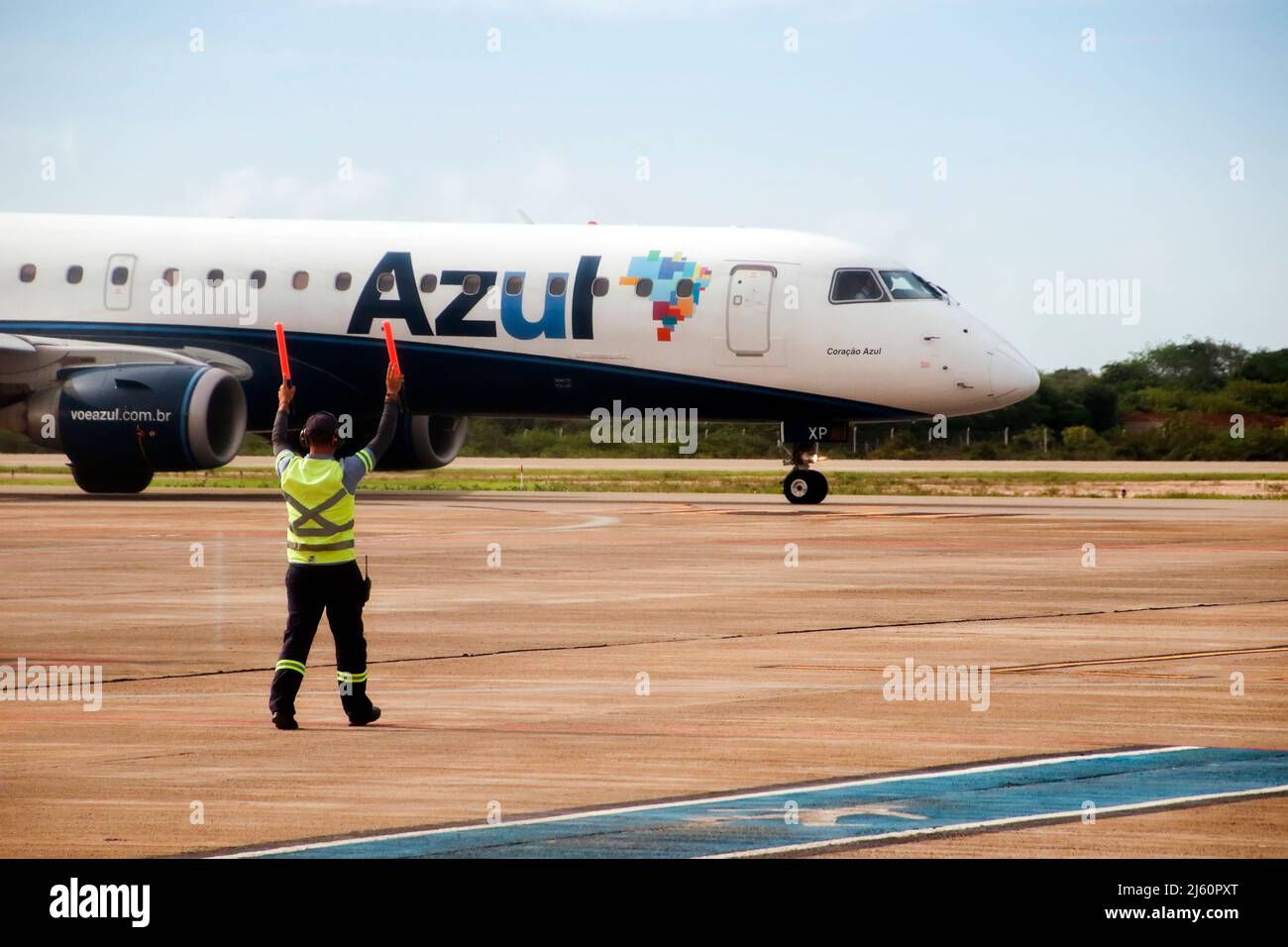 Cruz, Ceara, Brésil - 23 janvier 2020: Mouvement d'avion Embraer 195 de la compagnie aérienne Azul à l'aéroport Comandante Ariston Pessoa, Jericoacoara. Banque D'Images