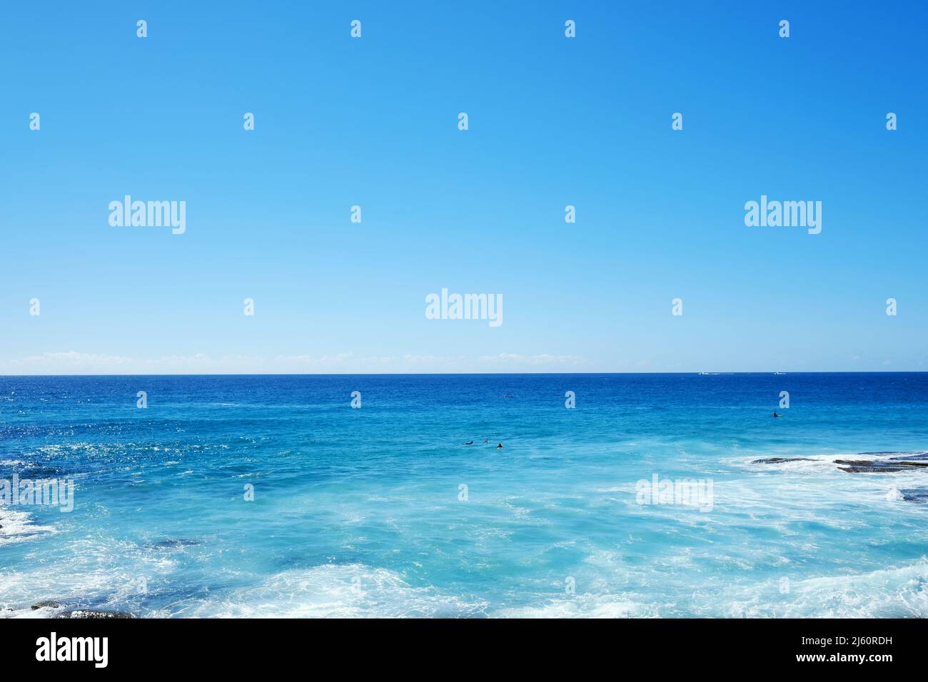 Ciel bleu clair et eaux à Tamarama Beach, sur la côte est de Sydney, Nouvelle-Galles du Sud, Australie Banque D'Images