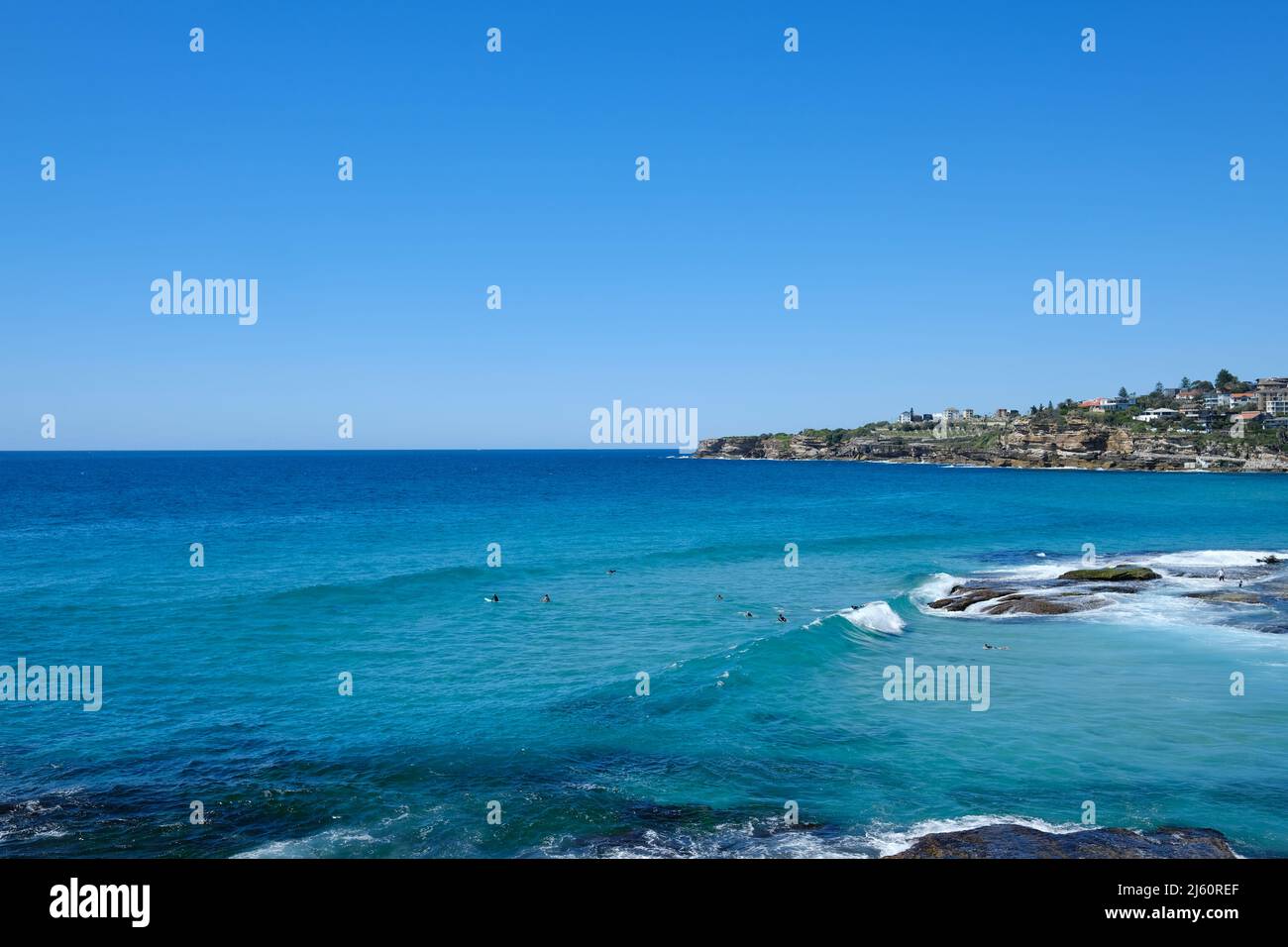 Surfeurs surfant sur les vagues à Tamarama Beach, sur la côte est de Sydney, Nouvelle-Galles du Sud, Australie Banque D'Images