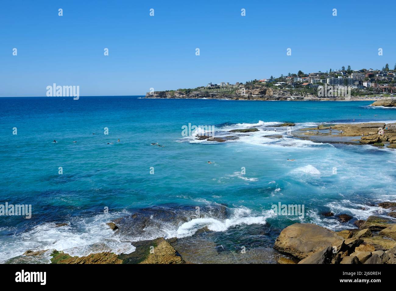 Surfeurs surfant sur les vagues à Tamarama Beach, sur la côte est de Sydney, Nouvelle-Galles du Sud, Australie Banque D'Images