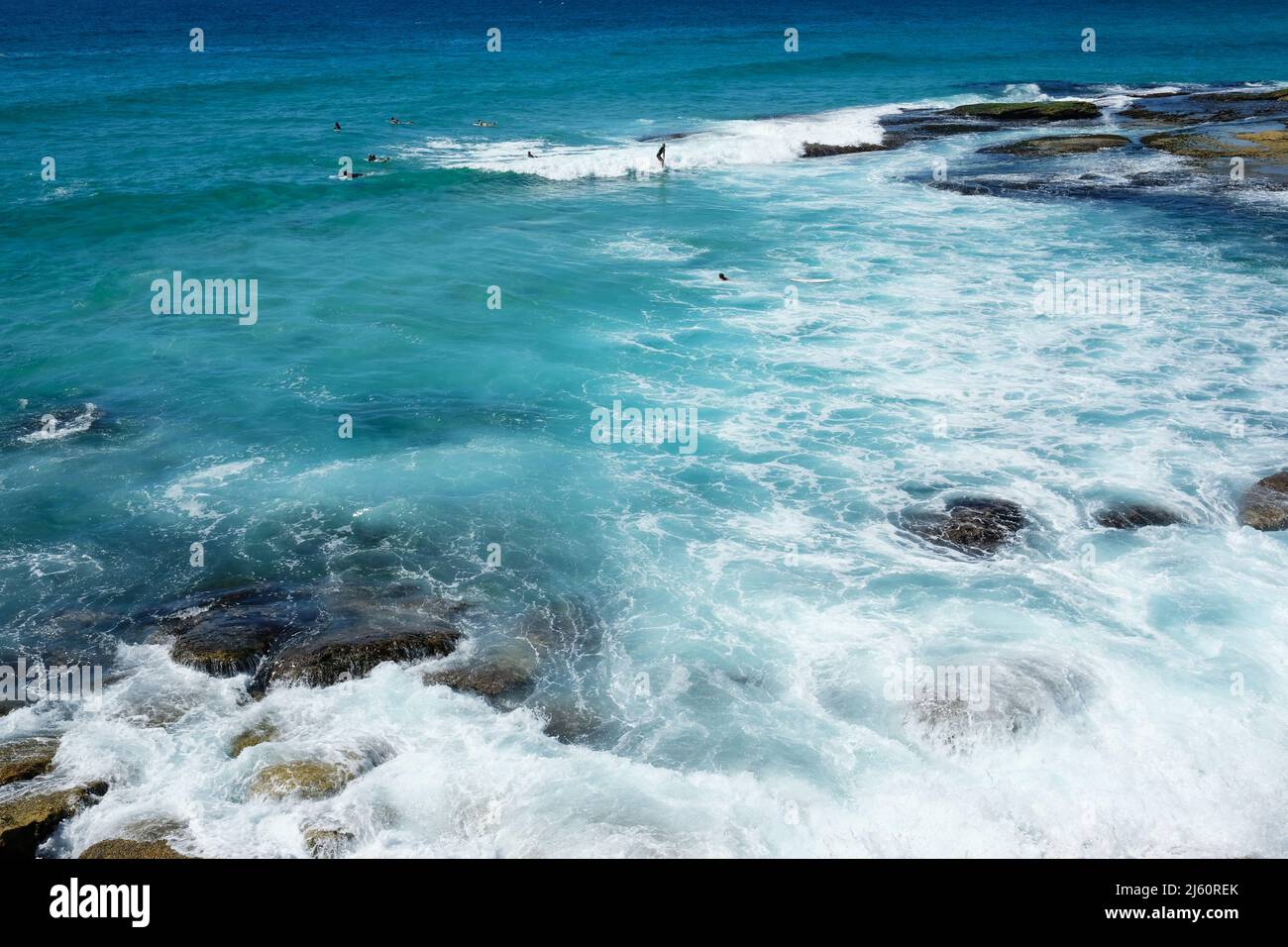 Surfeurs surfant sur les vagues à Tamarama Beach, sur la côte est de Sydney, Nouvelle-Galles du Sud, Australie Banque D'Images
