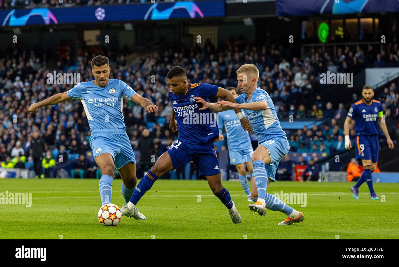 Manchester, Royaume-Uni. 27th avril 2022. Le Rodrygo Silva de Goes (C) du Real Madrid est défié par deux joueurs de Manchester City lors du match semi-fnal 1st Leg de la Ligue des champions de l'UEFA entre Manchester City et Real Madrid à Manchester, en Grande-Bretagne, le 26 avril 2022. Credit: Xinhua/Alay Live News Banque D'Images