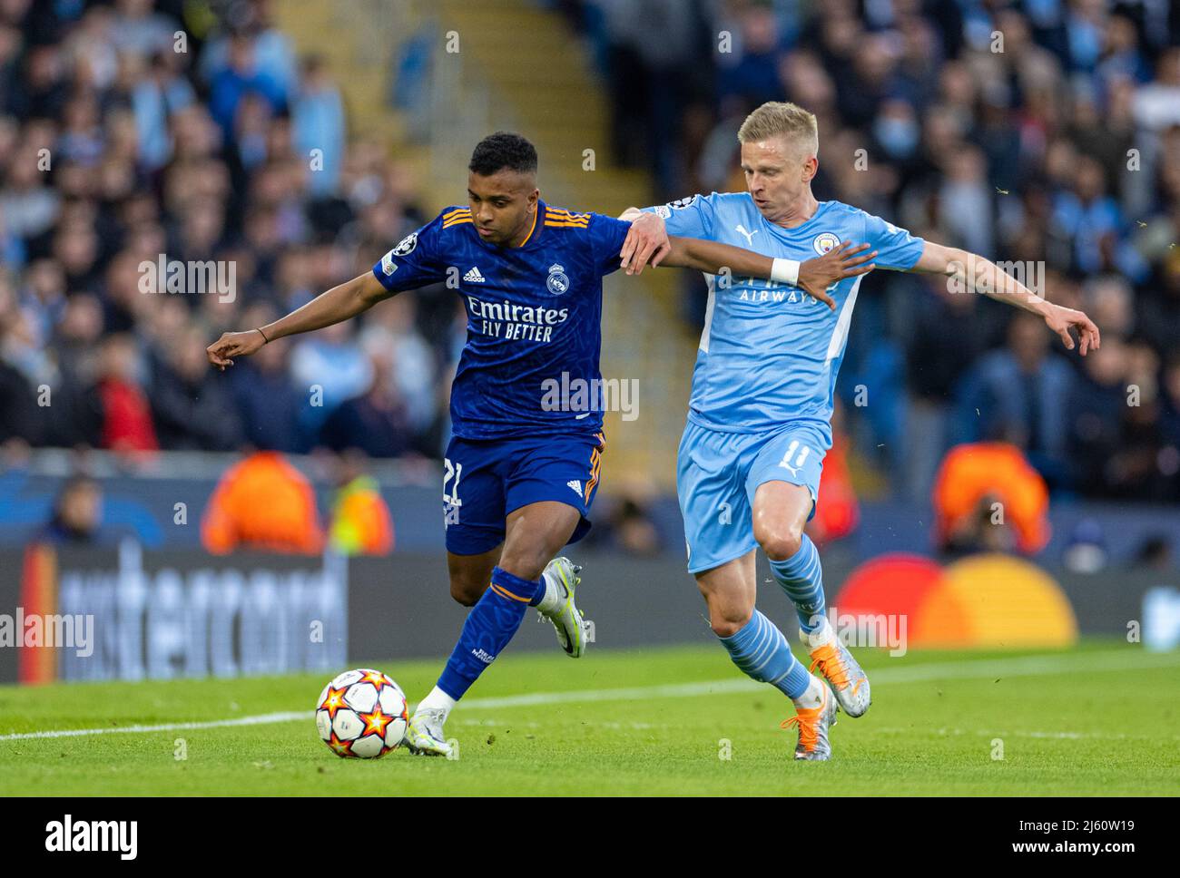 Manchester, Royaume-Uni. 27th avril 2022. Le Rodrygo Silva de Goes (L) du Real Madrid est défié par Oleksandr Zinchenko de Manchester City lors du match semi-inal 1st Leg de la Ligue des champions de l'UEFA entre Manchester City et Real Madrid à Manchester, en Grande-Bretagne, le 26 avril 2022. Credit: Xinhua/Alay Live News Banque D'Images