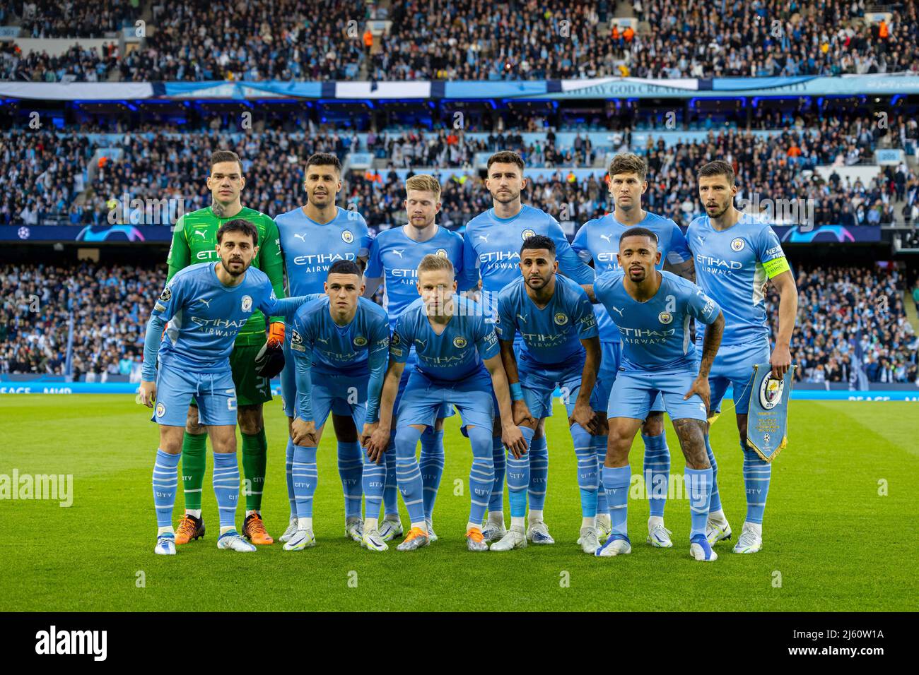 Manchester, Royaume-Uni. 27th avril 2022. Les joueurs de Manchester City se disputent une photo de groupe d'équipes avant le match demi-tinal des 1st jambes de la Ligue des champions de l'UEFA entre Manchester City et Real Madrid à Manchester, en Grande-Bretagne, le 26 avril 2022. Credit: Xinhua/Alay Live News Banque D'Images
