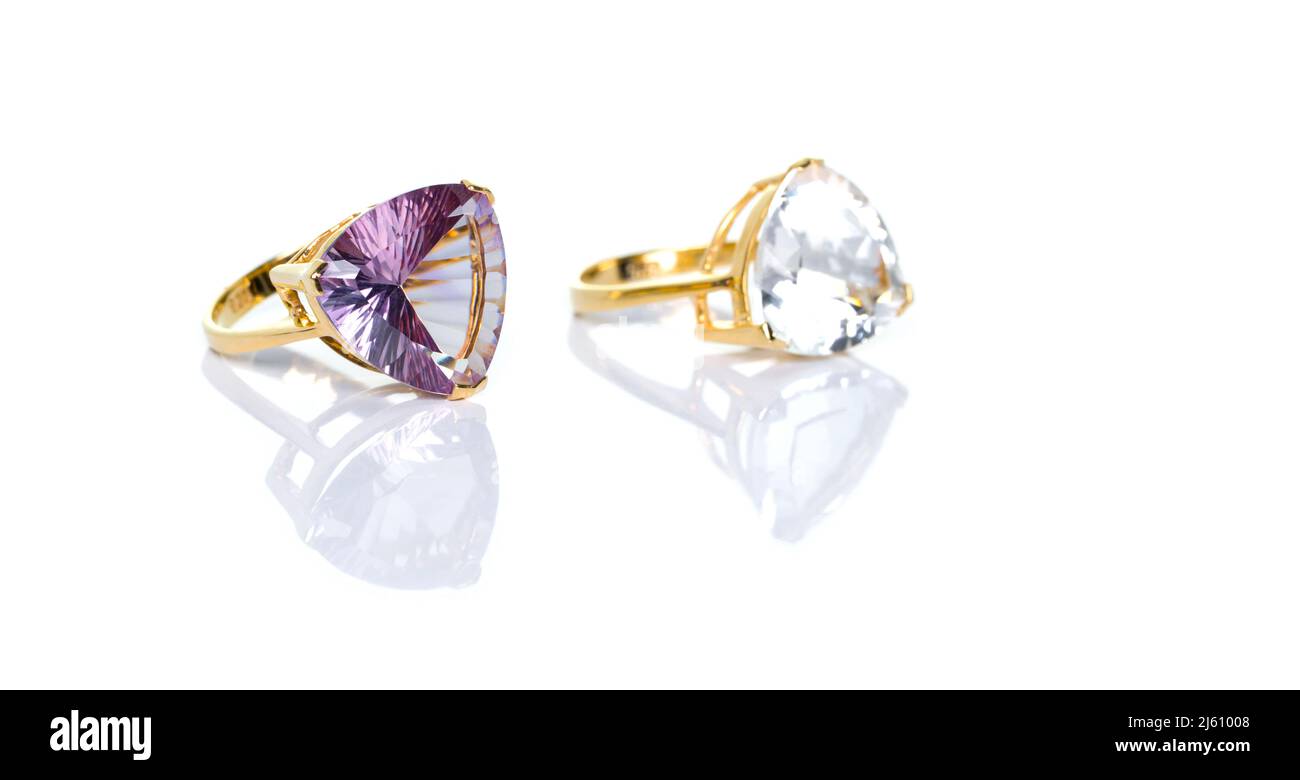 Amethyst et blanc Topaz Jewel ou gemmes anneau sur fond blanc avec réflexion. Collection d'accessoires en pierres précieuses naturelles. Prise de vue en studio Banque D'Images