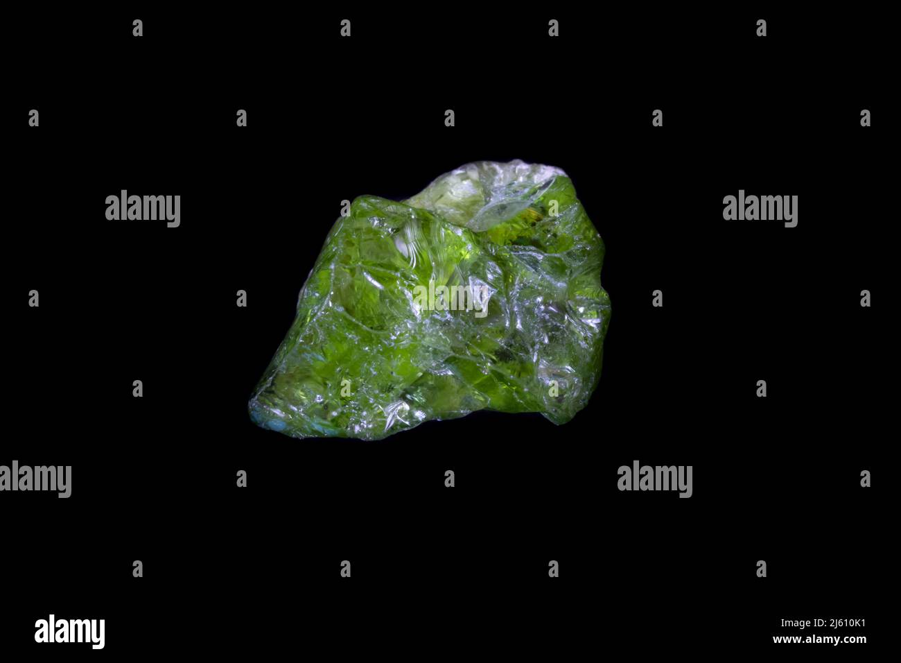 Vert brut Péridot du Pakistan sur fond noir. Poids 4,16 grammes (20,8 carats). Photographié sur fond noir. Banque D'Images