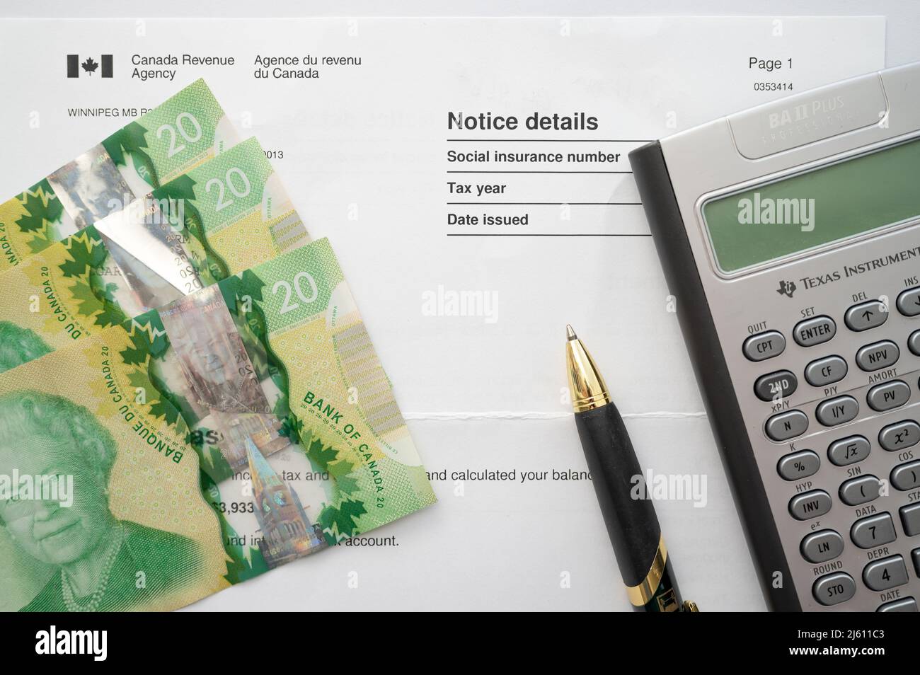 Calgary (Alberta) - le 24 avril 2022 : concept fiscal en monnaie canadienne. Banque D'Images