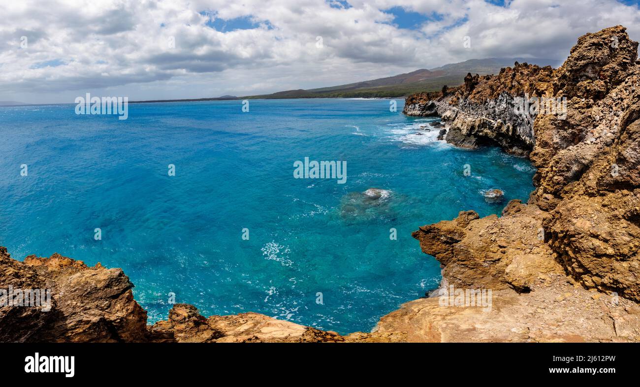 Vue panoramique depuis les falaises du côté sud de la baie de la Perouse, vers le nord jusqu'à l'ouest de Maui, Hawaii, États-Unis. Banque D'Images