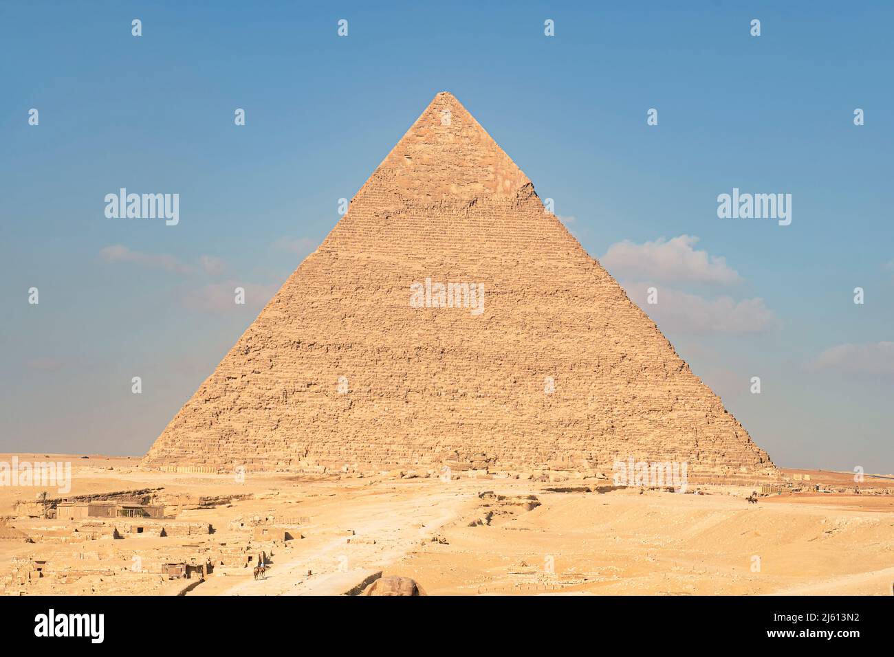 Pyramide de Chephren sur fond bleu ciel. Les grandes pyramides de Gizeh ...