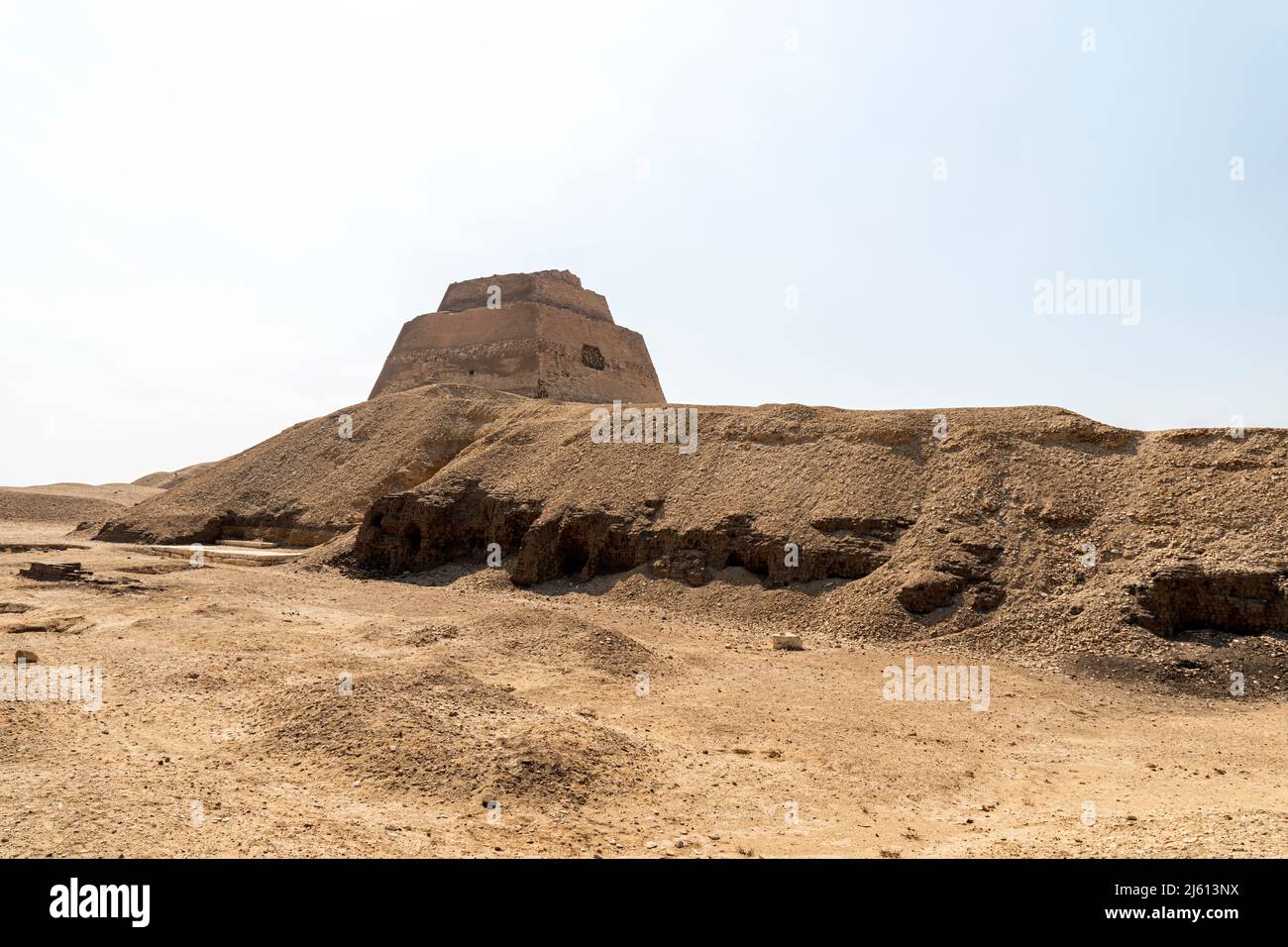 Mastaba - tombes dans l'Égypte ancienne des périodes de royaumes tôt et ancien, ont forme de pyramide tronquée avec une chambre de sépulture souterraine, plusieurs Banque D'Images